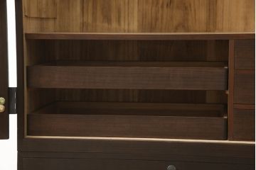桐箪笥の衣装盆を外して使いやすくリメイク!上段の衣装盆4杯を取り外し。チェストナット系で着色仕上げ。