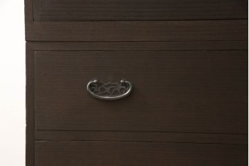桐箪笥の衣装盆を外して使いやすくリメイク!上段の衣装盆4杯を取り外し。チェストナット系で着色仕上げ。