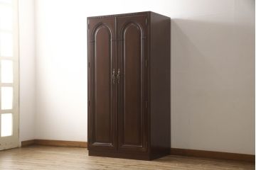 ワードローブを小さくリメイク!扉1枚分をカットし、高さと奥行きをリサイズ。内部のポール付き棚は撤去し、新たに可動式の棚板を製作。