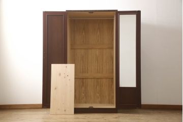 ワードローブを小さくリメイク!扉1枚分をカットし、高さと奥行きをリサイズ。内部のポール付き棚は撤去し、新たに可動式の棚板を製作。