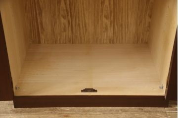 ワードローブを小さくリメイク!扉1枚分をカットし、高さと奥行きをリサイズ。内部のポール付き棚は撤去し、新たに可動式の棚板を製作。