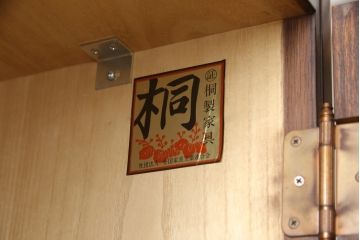 ワードローブを小さくリメイク!扉1枚分をカットし、高さと奥行きをリサイズ。内部のポール付き棚は撤去し、新たに可動式の棚板を製作。