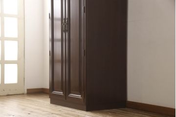 ワードローブを小さくリメイク!扉1枚分をカットし、高さと奥行きをリサイズ。内部のポール付き棚は撤去し、新たに可動式の棚板を製作。