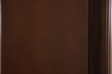 ワードローブを小さくリメイク!扉1枚分をカットし、高さと奥行きをリサイズ。内部のポール付き棚は撤去し、新たに可動式の棚板を製作。