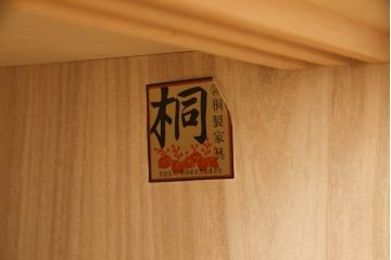 婚礼箪笥をチェストとローボードにリメイク!上段は脚を取り付けチェストに。下段は天板と脚を取り付けてローボードに。いずれも扉、引き出しの取っ手の装飾を作成して取り付け、現状の色味で仕上げ。