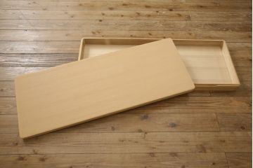 婚礼箪笥をチェストとローボードにリメイク!上段は脚を取り付けチェストに。下段は天板と脚を取り付けてローボードに。いずれも扉、引き出しの取っ手の装飾を作成して取り付け、現状の色味で仕上げ。