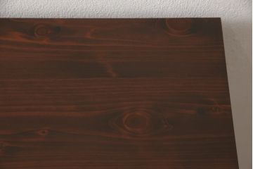 婚礼箪笥をチェストとローボードにリメイク!上段は脚を取り付けチェストに。下段は天板と脚を取り付けてローボードに。いずれも扉、引き出しの取っ手の装飾を作成して取り付け、現状の色味で仕上げ。