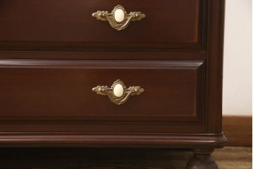 婚礼箪笥をチェストとローボードにリメイク!上段は脚を取り付けチェストに。下段は天板と脚を取り付けてローボードに。いずれも扉、引き出しの取っ手の装飾を作成して取り付け、現状の色味で仕上げ。