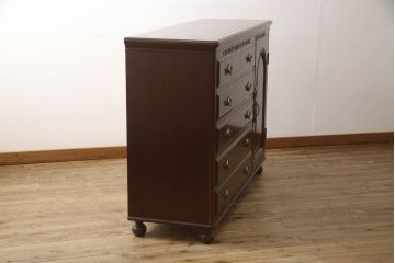 婚礼箪笥をチェストとローボードにリメイク!上段は脚を取り付けチェストに。下段は天板と脚を取り付けローボードに。いずれも引き出しの取っ手の装飾を作成して取り付け、現状の色味で仕上げ。