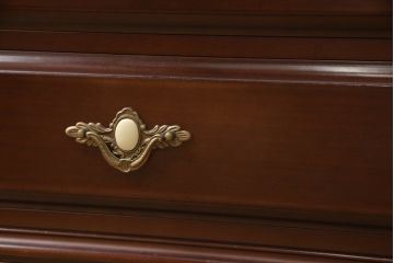 婚礼箪笥をチェストとローボードにリメイク!上段は脚を取り付けチェストに。下段は天板と脚を取り付けローボードに。いずれも引き出しの取っ手の装飾を作成して取り付け、現状の色味で仕上げ。