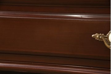 婚礼箪笥をチェストとローボードにリメイク!上段は脚を取り付けチェストに。下段は天板と脚を取り付けローボードに。いずれも引き出しの取っ手の装飾を作成して取り付け、現状の色味で仕上げ。