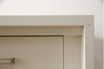 桐箪笥をチェストにリメイク!扉を取り外して下段のみを使用。サイズを小さく調整し、ヒノキ材の天板を取り付け。アンティークホワイトでペイント仕上げ。