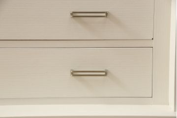 桐箪笥をチェストにリメイク!扉を取り外して下段のみを使用。サイズを小さく調整し、ヒノキ材の天板を取り付け。アンティークホワイトでペイント仕上げ。