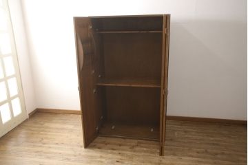 ワードローブを使いやすくリメイク!高さと幅は小さく、奥行きは広くリサイズ。棚板を新たに制作し、扉を折れ戸仕様に変更。前後で分解できる仕様に加工し、ワントーン落ち着いた色に着色仕上げ。