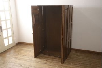 ワードローブを使いやすくリメイク!高さと幅は小さく、奥行きは広くリサイズ。棚板を新たに制作し、扉を折れ戸仕様に変更。前後で分解できる仕様に加工し、ワントーン落ち着いた色に着色仕上げ。