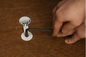 ワードローブを使いやすくリメイク!高さと幅は小さく、奥行きは広くリサイズ。棚板を新たに制作し、扉を折れ戸仕様に変更。前後で分解できる仕様に加工し、ワントーン落ち着いた色に着色仕上げ。