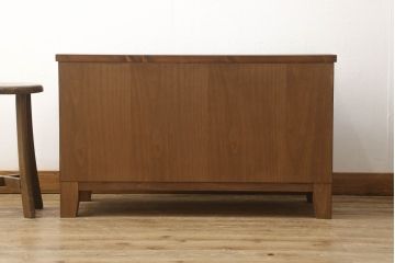 3段重ね桐箪笥をローボードにリメイク!ヒノキ無垢材の天板と木製の脚を取り付け。オーク系にステイン塗装仕上げ。