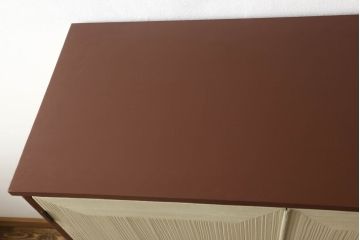 3段重ね桐箪笥をチェストにリメイク!蝶番、取っ手、鍵穴カバーを取り替えて、台輪は取り外し。天板と脚を取り付け。モカベージュとシナモンブラウンのツートーンカラーで明るい雰囲気に。