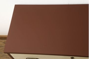 桐箪笥をローチェストにリメイク!天板と脚を取り付け、取っ手を交換。鍵穴カバーも取り替え。モカベージュとシナモンブラウンのツートーンカラーで明るい雰囲気に。