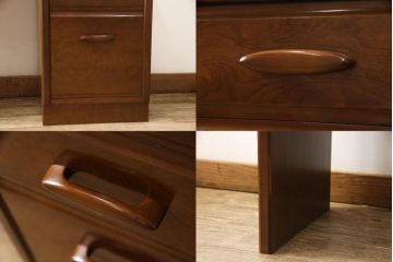 箪笥を大小2つのドレッサーと写真立てにリメイク!ドレッサーはフラップ式の天板の内側に鏡を取り付け、台輪を製作。卓上ドレッサーは引き出しを活かしつつ鏡を取り付ける木部を新たに作成。残りの部材で写真立てを作成。