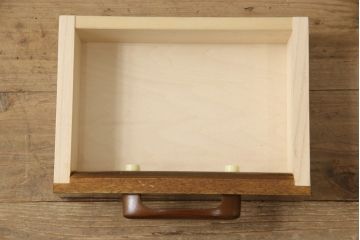 箪笥を大小2つのドレッサーと写真立てにリメイク!ドレッサーはフラップ式の天板の内側に鏡を取り付け、台輪を製作。卓上ドレッサーは引き出しを活かしつつ鏡を取り付ける木部を新たに作成。残りの部材で写真立てを作成。