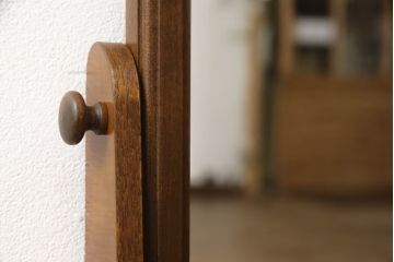 箪笥を大小2つのドレッサーと写真立てにリメイク!ドレッサーはフラップ式の天板の内側に鏡を取り付け、台輪を製作。卓上ドレッサーは引き出しを活かしつつ鏡を取り付ける木部を新たに作成。残りの部材で写真立てを作成。