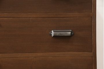 2段重ね桐箪笥を綺麗に再生!取っ手を交換し、ヒノキ無垢材で天板を取り付け。オーク系の着色と蜜蝋ワックス仕上げ。
