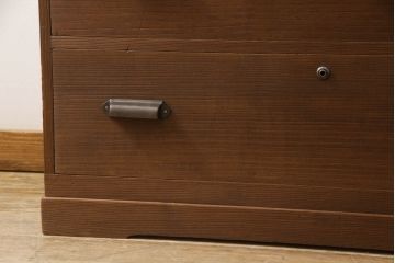 2段重ね桐箪笥を綺麗に再生!取っ手を交換し、ヒノキ無垢材で天板を取り付け。オーク系の着色と蜜蝋ワックス仕上げ。