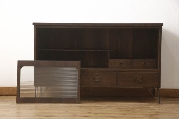3段重ね桐箪笥をローボードとチェストにリメイク!上段の引き戸部分にモールガラスをはめ込み、鉄脚を取り付けてローチェストに。中下段は欠損した金具を付けて、台輪を取り外し木製の脚を取り付けてチェストに。どちらもヒノキ無垢材の天板を追加。チェス系で着色仕上げ。