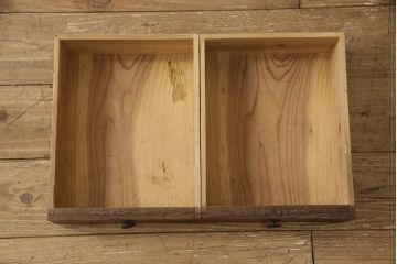 3段重ね桐箪笥をローボードとチェストにリメイク!上段の引き戸部分にモールガラスをはめ込み、鉄脚を取り付けてローチェストに。中下段は欠損した金具を付けて、台輪を取り外し木製の脚を取り付けてチェストに。どちらもヒノキ無垢材の天板を追加。チェス系で着色仕上げ。
