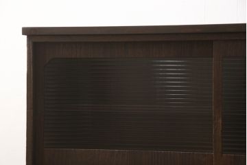 3段重ね桐箪笥をローボードとチェストにリメイク!上段の引き戸部分にモールガラスをはめ込み、鉄脚を取り付けてローチェストに。中下段は欠損した金具を付けて、台輪を取り外し木製の脚を取り付けてチェストに。どちらもヒノキ無垢材の天板を追加。チェス系で着色仕上げ。