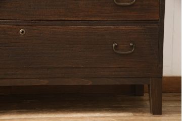 3段重ね桐箪笥をローボードとチェストにリメイク!上段の引き戸部分にモールガラスをはめ込み、鉄脚を取り付けてローチェストに。中下段は欠損した金具を付けて、台輪を取り外し木製の脚を取り付けてチェストに。どちらもヒノキ無垢材の天板を追加。チェス系で着色仕上げ。