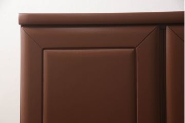 衣装箪笥を上下に分けて2つの箪笥にリメイク!上段は台輪を取り付け。下段はヒノキ無垢材の天板を取り付け。どちらもシナモンブラウンにペイント仕上げ。