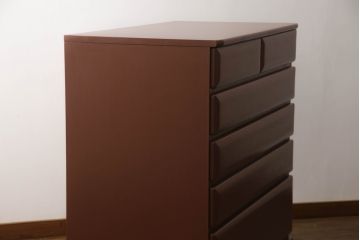 衣装箪笥を上下に分けて2つの箪笥にリメイク!上段は台輪を取り付け。下段はヒノキ無垢材の天板を取り付け。どちらもシナモンブラウンにペイント仕上げ。