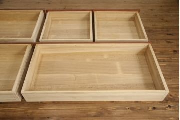 衣装箪笥を上下に分けて2つの箪笥にリメイク!上段は台輪を取り付け。下段はヒノキ無垢材の天板を取り付け。どちらもシナモンブラウンにペイント仕上げ。