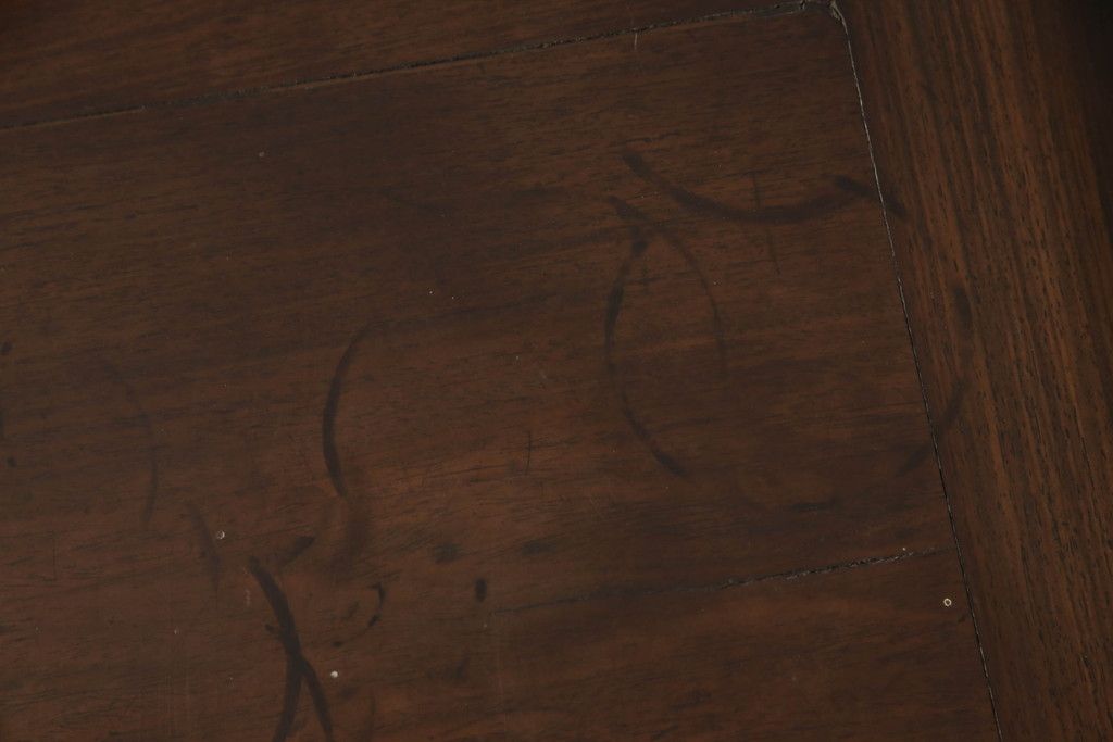 文机を綺麗に再生!高品質リペアを施し、ガタつきを調整。殺虫のために燻蒸作業。