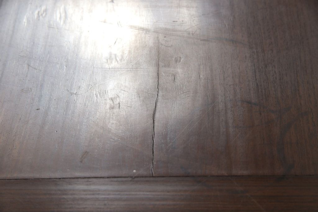 文机を綺麗に再生!高品質リペアを施し、ガタつきを調整。殺虫のために燻蒸作業。