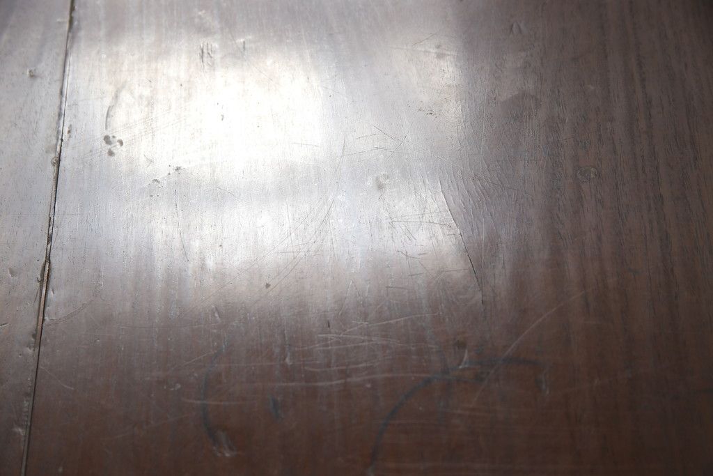 文机を綺麗に再生!高品質リペアを施し、ガタつきを調整。殺虫のために燻蒸作業。