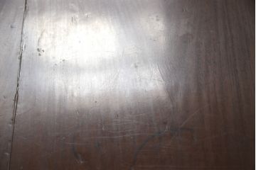 文机を綺麗に再生!高品質リペアを施し、ガタつきを調整。殺虫のために燻蒸作業。