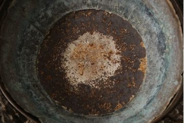 火鉢を綺麗に再生!高品質リペアを施し、内部側面を補修。