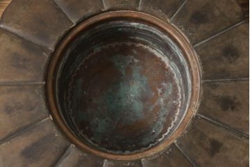 火鉢を綺麗に再生!高品質リペアを施し、殺虫のために燻蒸作業。