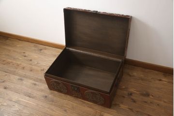 シナ鞄を綺麗に再生!高品質リペアを施し、上蓋内部を塗装。収納部分に箱を、底板に突板を入れて内部を補強。殺虫のために燻蒸作業。