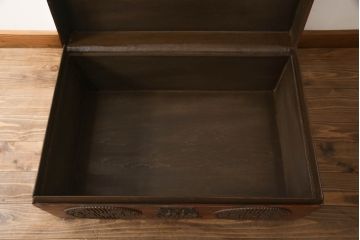 シナ鞄を綺麗に再生!高品質リペアを施し、上蓋内部を塗装。収納部分に箱を、底板に突板を入れて内部を補強。殺虫のために燻蒸作業。