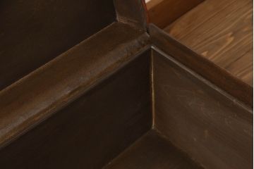 シナ鞄を綺麗に再生!高品質リペアを施し、上蓋内部を塗装。収納部分に箱を、底板に突板を入れて内部を補強。殺虫のために燻蒸作業。