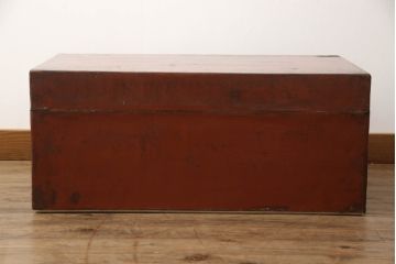 シナ鞄を綺麗に再生!高品質リペアを施し、上蓋内部を塗装。収納部分に箱を、底板に突板を入れて内部を補強。殺虫のために燻蒸作業。