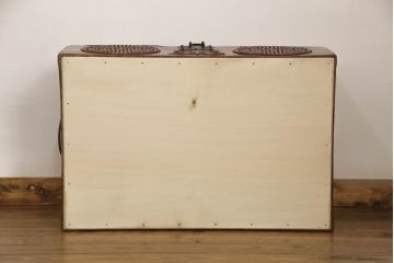 シナ鞄を綺麗に再生!高品質リペアを施し、上蓋内部を塗装。収納部分に箱を、底板に突板を入れて内部を補強。殺虫のために燻蒸作業。