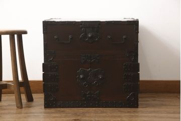 船箪笥を綺麗に再生!高品質リペアを施し、金具を補修、鍵を制作。殺虫のために燻蒸作業。