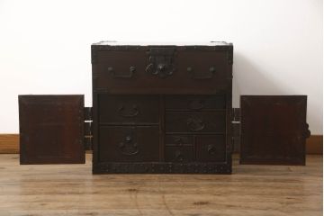 船箪笥を綺麗に再生!高品質リペアを施し、金具を補修、鍵を制作。殺虫のために燻蒸作業。