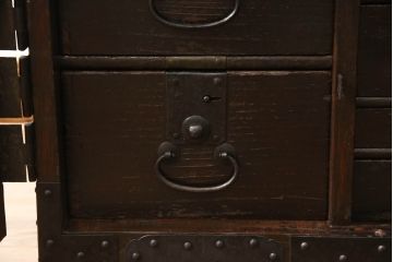 船箪笥を綺麗に再生!高品質リペアを施し、金具を補修、鍵を制作。殺虫のために燻蒸作業。