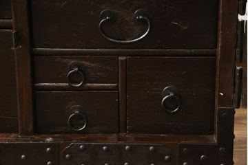 船箪笥を綺麗に再生!高品質リペアを施し、金具を補修、鍵を制作。殺虫のために燻蒸作業。